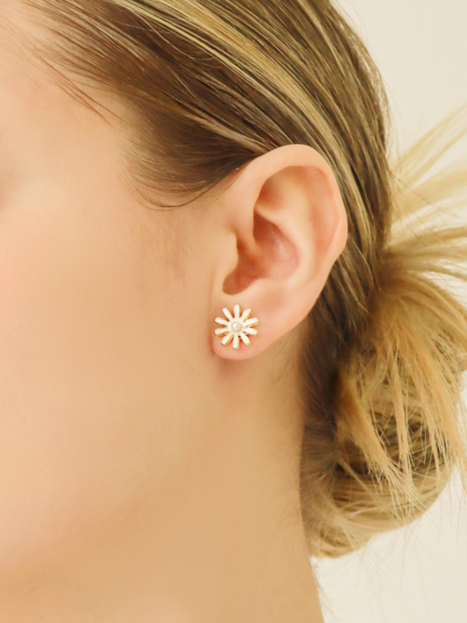 [한성민 조유리 전혜빈 착용] baby daisy earring
